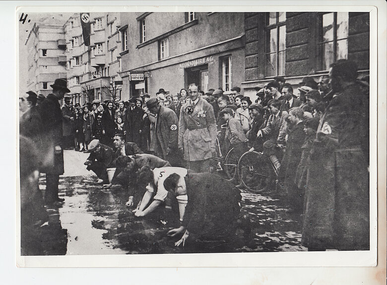 Wien, März 1938, NS-Angehörige zwingen Juden, mit der Hand politische Parolen zu reiben, DÖW Fotosammlung 08377