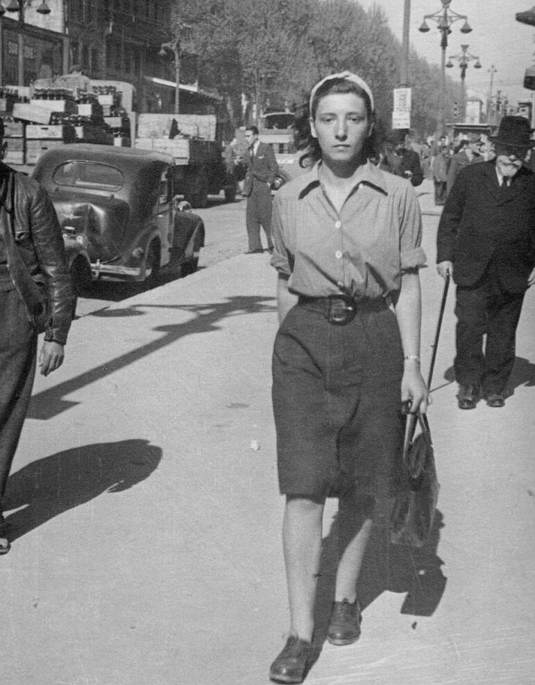 Foto von Melanie Berger auf der Canebière, der Hauptgeschäftsstraße Marseilles, im April 1946 Collection Mélanie Berger-Volle Droits réservés