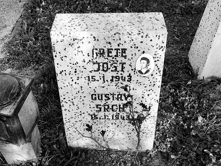 Fotos des Grabsteins von Grete Jost in der Gruppe 40 am Zentralfriedhof Privat