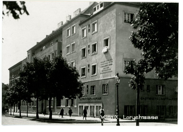 Karl Höger-Hof, 11., Lorystraße 40 DÖW Fotosammlung Sig. 09833-3 DÖW Fotosammlung Sig. 09833-3v DÖW Fotosammlung Sig. 09833-4 DÖW Fotosammlung Sig. 09833-4v