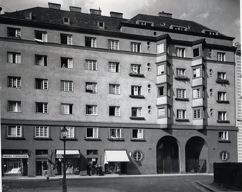 © MA 8 - Stadt- und Landesarchiv, Foto des Gemeindebaus in der Wohlmutstraße 14–16 WStLA Fotosammlung C 3531M