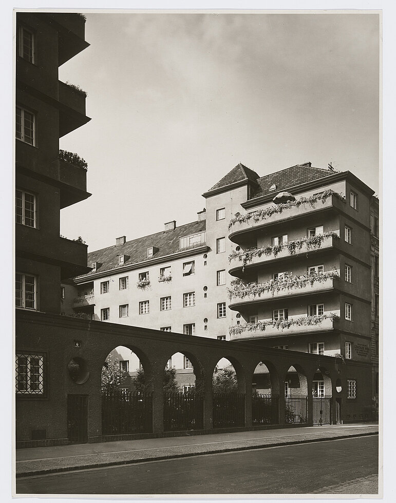 Foto des Gemeindebaus in der Wohlmutstraße 14-16 Wien Museum Online Sammlung, https://sammlung.wienmuseum.at/en/object/129725-2-wohlmutstrasse-14-16-erlafstrasse-4-6-volkswohnhaus/